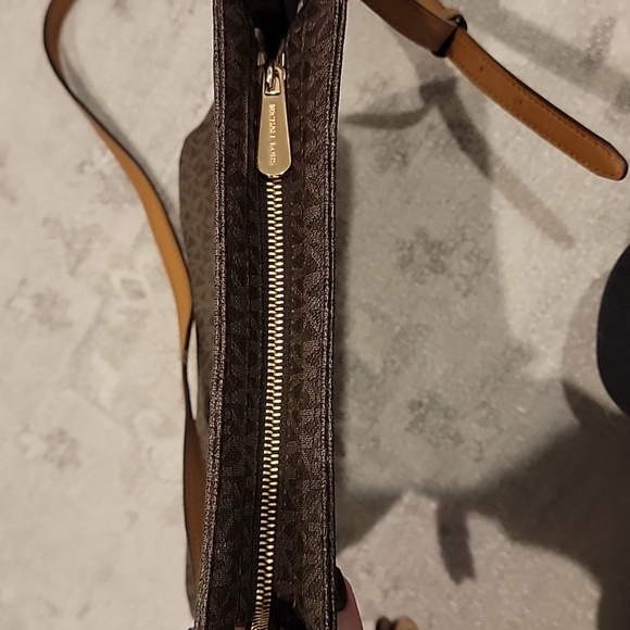 Michael Kors Jet Set Travel Large Logo Messenger Bag~EUC - Picture 10 of 16